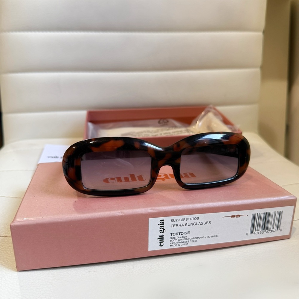 cult gaia Tortoise Brown Rectangular Sunglasses with Gradient Lenses